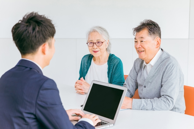 相談する男性と女性